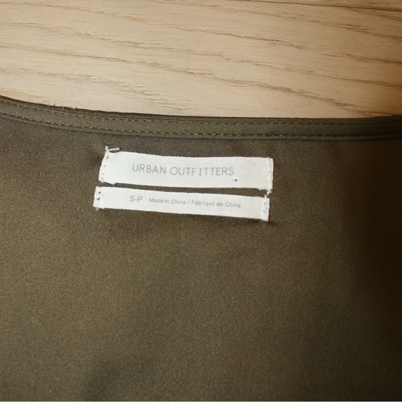 Urban Outfitters Green Puff Sleeve Crop Blouse - Picture 3 of 5